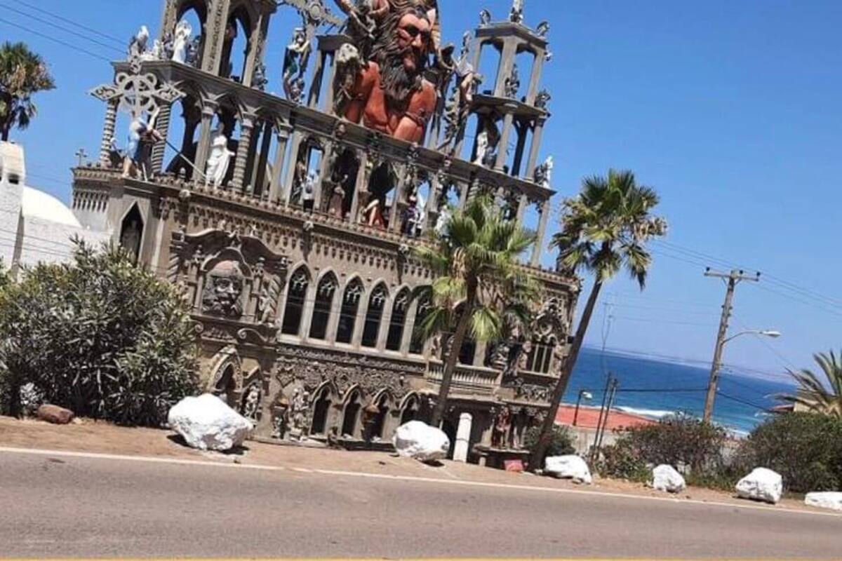 Colocan obstáculos para evitar accidentes frente a la "Casa del Diablo"