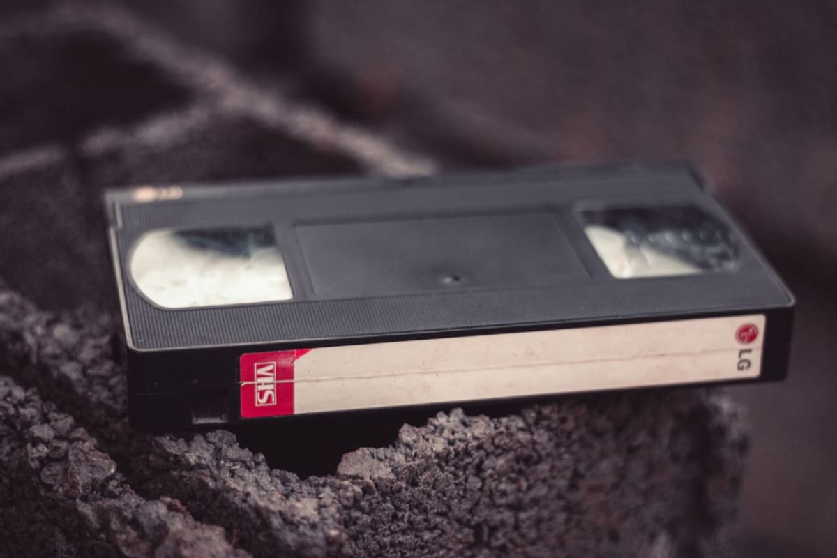 Si tienes cintas VHS guardadas, puedes reutilizarlas en objetos funcionales y decorativos, una tendencia viral que ayuda a reducir residuos electrónicos y aprovechar plástico difícil de reciclar en casa