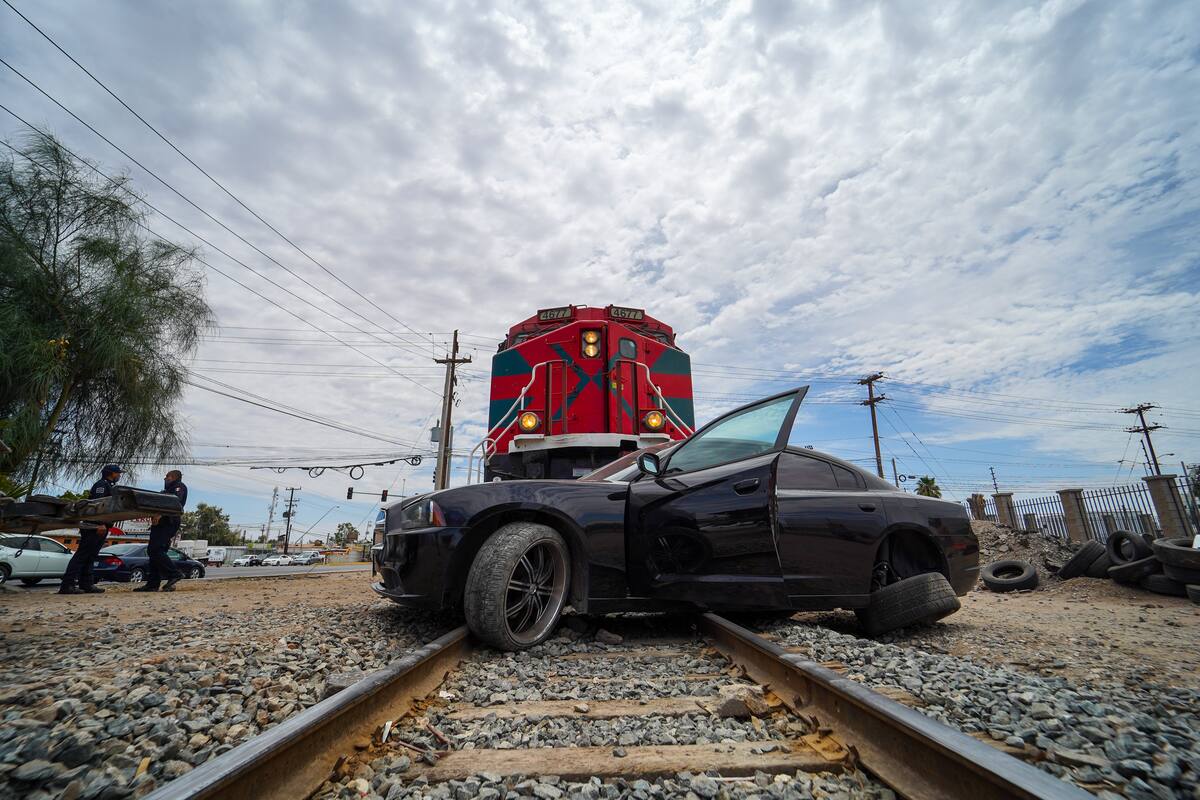 Tren choca y arrastra auto en Pascualitos