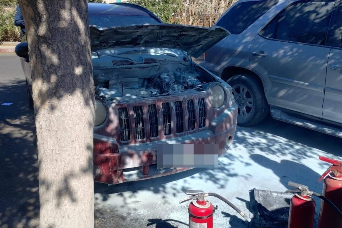 Arde auto en estacionamiento de plaza La Cachanilla