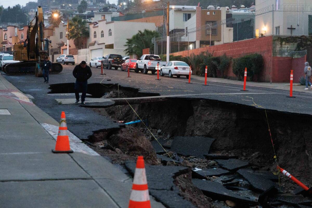 Surge socavón de 15 metros tras lluvias