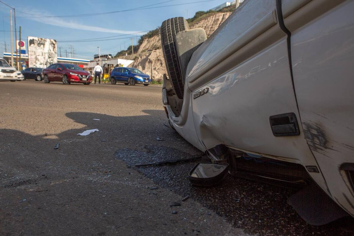 Una pareja de adultos mayores resultó afectada luego de que su camioneta volcara sobre la Calzada Cetys, frente a la universidad Cesun, donde automovilistas se detuvieron para brindar apoyo. Foto: Border Zoom