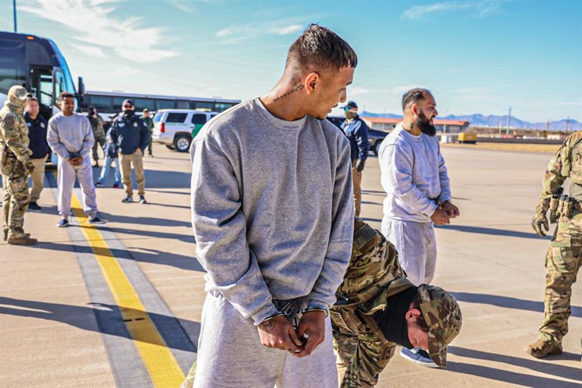 - Fotografía tomada de una publicación en la cuenta oficial de la red social X de la secretaria de Seguridad Nacional de Estados Unidos, Kristi Noem, de migrantes esposados este martes, en la Base Militar de Guantánamo (Cuba).