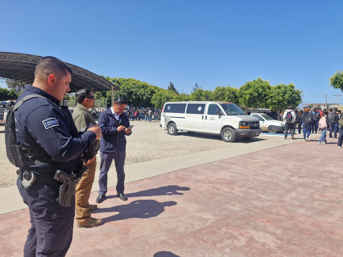 Alertaron a las autoridades tras detectar una publicación en Facebook en la que se advertía sobre la supuesta colocación de un explosivo dentro de la escuela. Foto: Cortesía