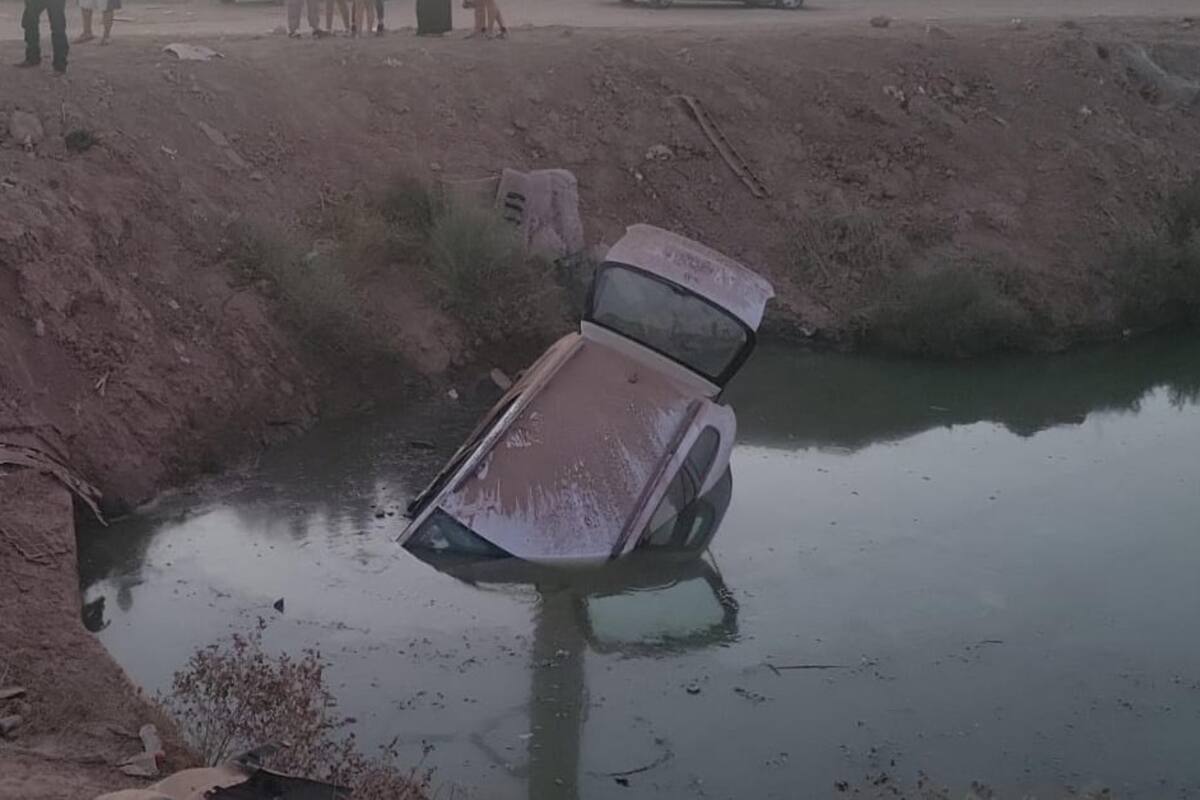 Cae auto a canal en carretera a Santa Isabel