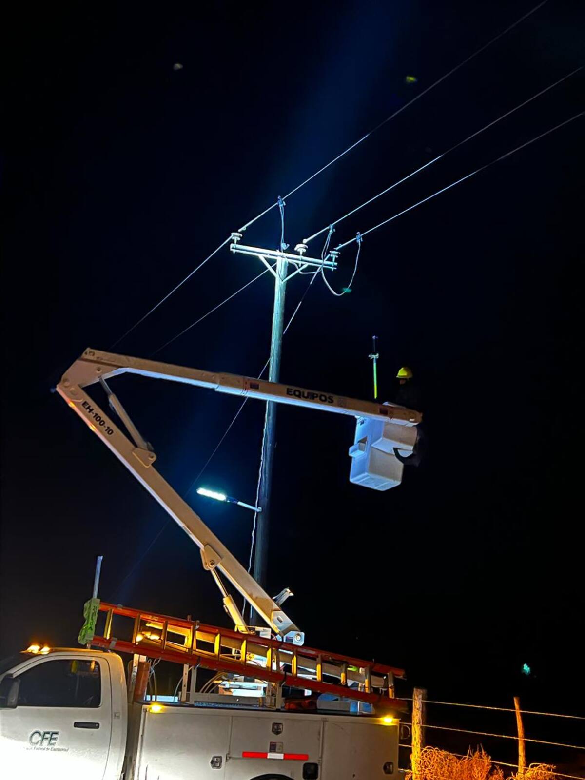 Personal de la CFE se encuentra realizando reparaciones definitivas y reforzando la infraestructura eléctrica. Foto: Cortesía