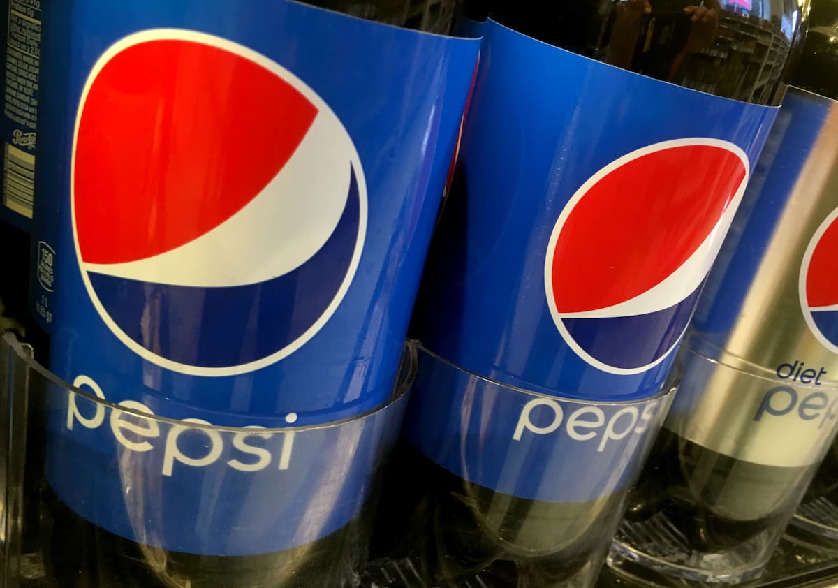Foto de archivo de botellas de Pepsi.