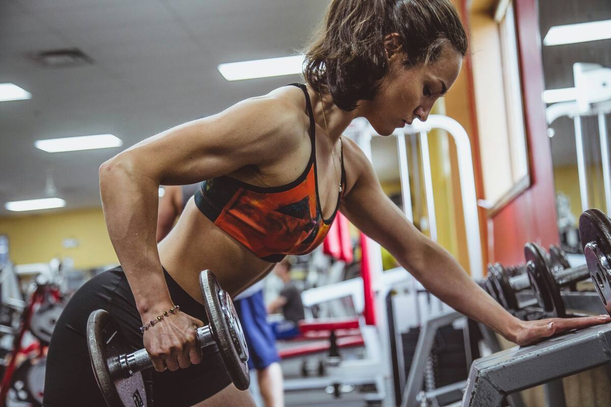 La combinación de entrenamiento de fuerza y una dieta equilibrada es clave para ganar masa muscular de forma saludable. FOTO: Unsplash