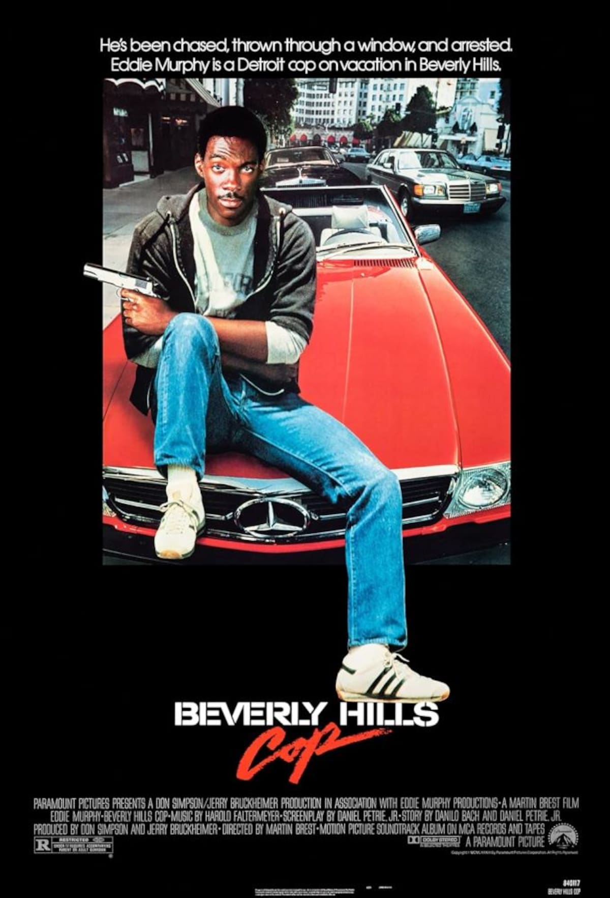 Eddie Murphy interpreta al carismático Axel Foley, un policía de Detroit que investiga un caso en Los Ángeles.