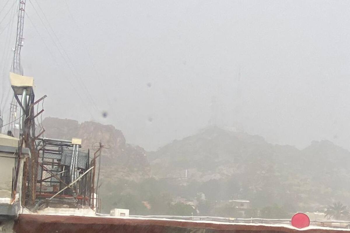 Arrecia breve lluvia con granizo en el Centro de Hermosillo
