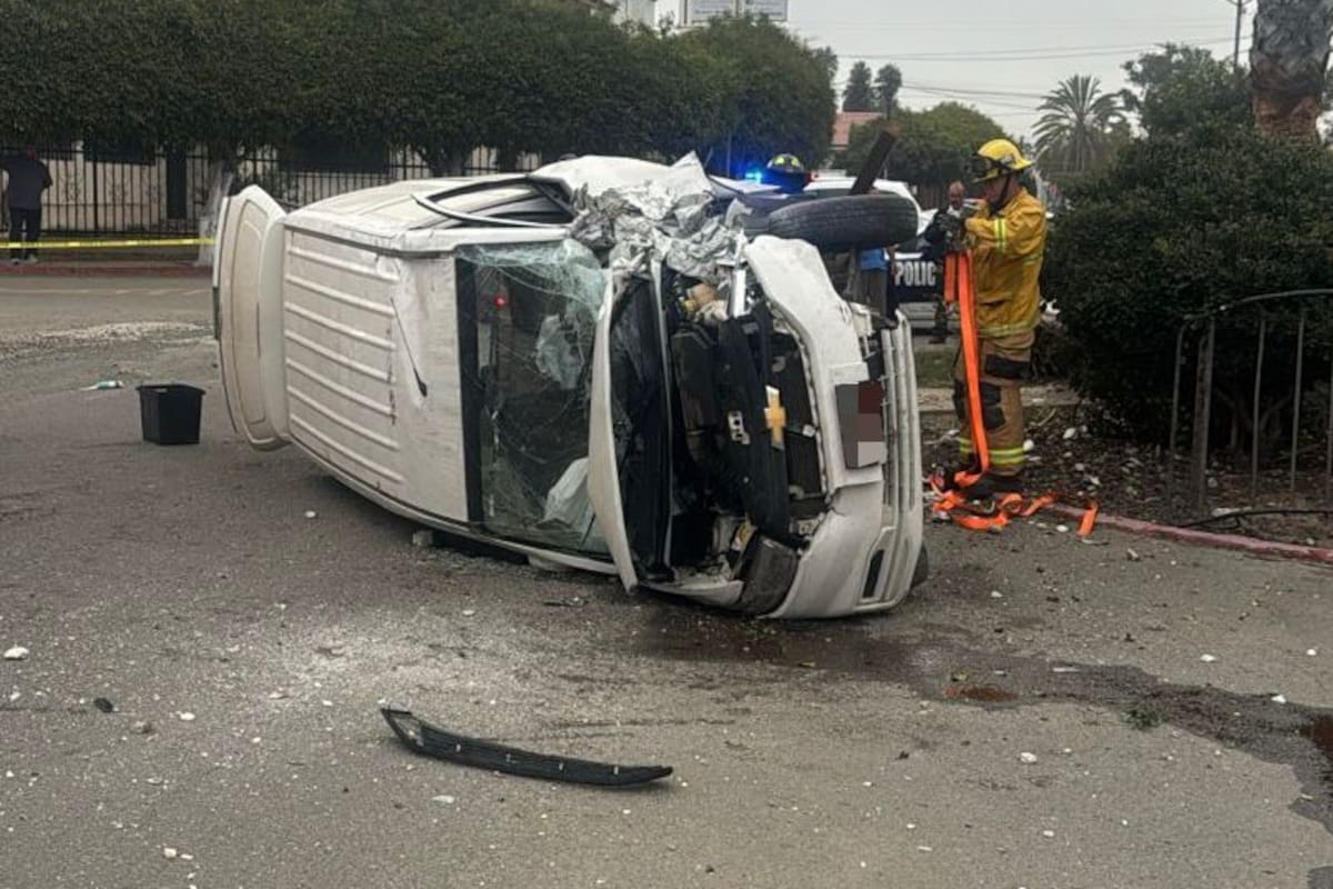 Conductor vuelca su vehículo tras impactar contra una fuente