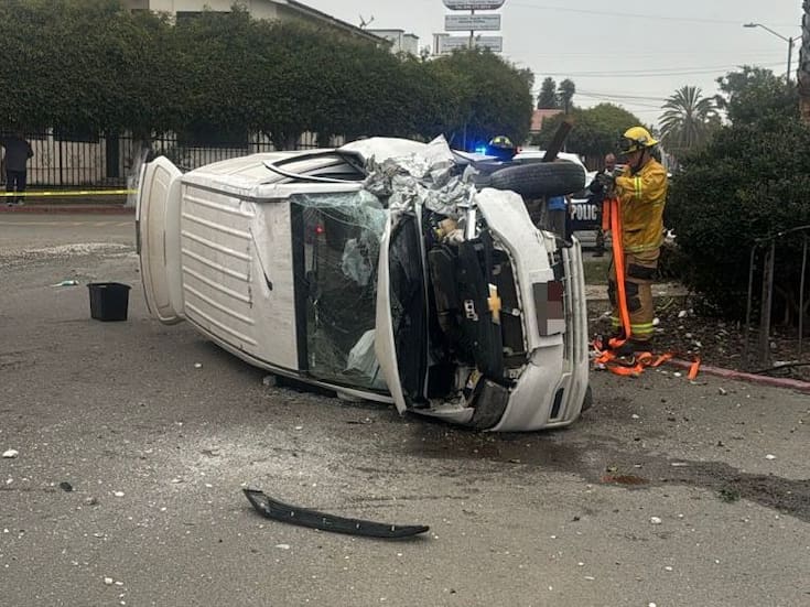 Conductor vuelca su vehículo tras impactar contra una fuente