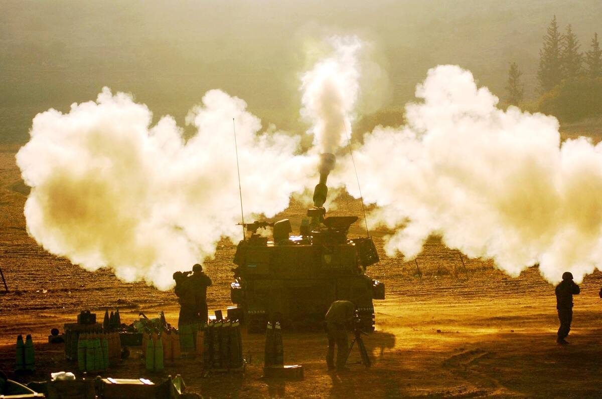 ISR60727076. UN CANON AUTOPROPULSADO ISRAELI DE 155 MILIMETROS, DISPARA CONTRA POSICIONES DE HEZBOLA EN EL SUR DEL LIBANO. ESTOS CANONES, CON UN ALCANCE DE HASTA 25 KILOMETROS, SON UNA DE LAS PRINCIPALES ARMAS EMPLEADAS POR ISRAEL EN SU CONTIENDA CON LA GUERRILLA LIBANESA. NOTIMEX/FOTO/ABIR SULTAN/IDF/WAR/
