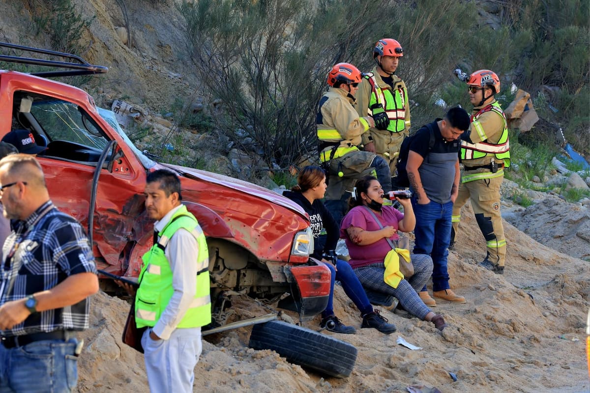 El camión acabó volcado sobre la carretera en ruta a la colonia El Refugio. Foto: Sergio Ortiz