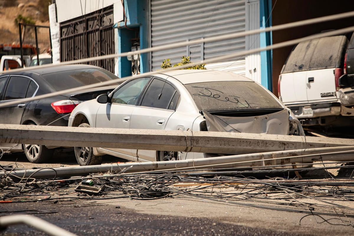 Un tráiler derribó postes de electricidad e internet en la colonia El Refugio tras enganchar cables a baja altura, dejando sin luz a viviendas, comercios y a la Universidad Tecnológica de Tijuana, que suspendió clases presenciales. Foto: Border Zoom