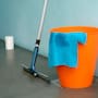 Convierte cubetas viejas y lámparas fuera de uso en objetos decorativos, una alternativa económica y sostenible para renovar la iluminación y el estilo de la sala de estar