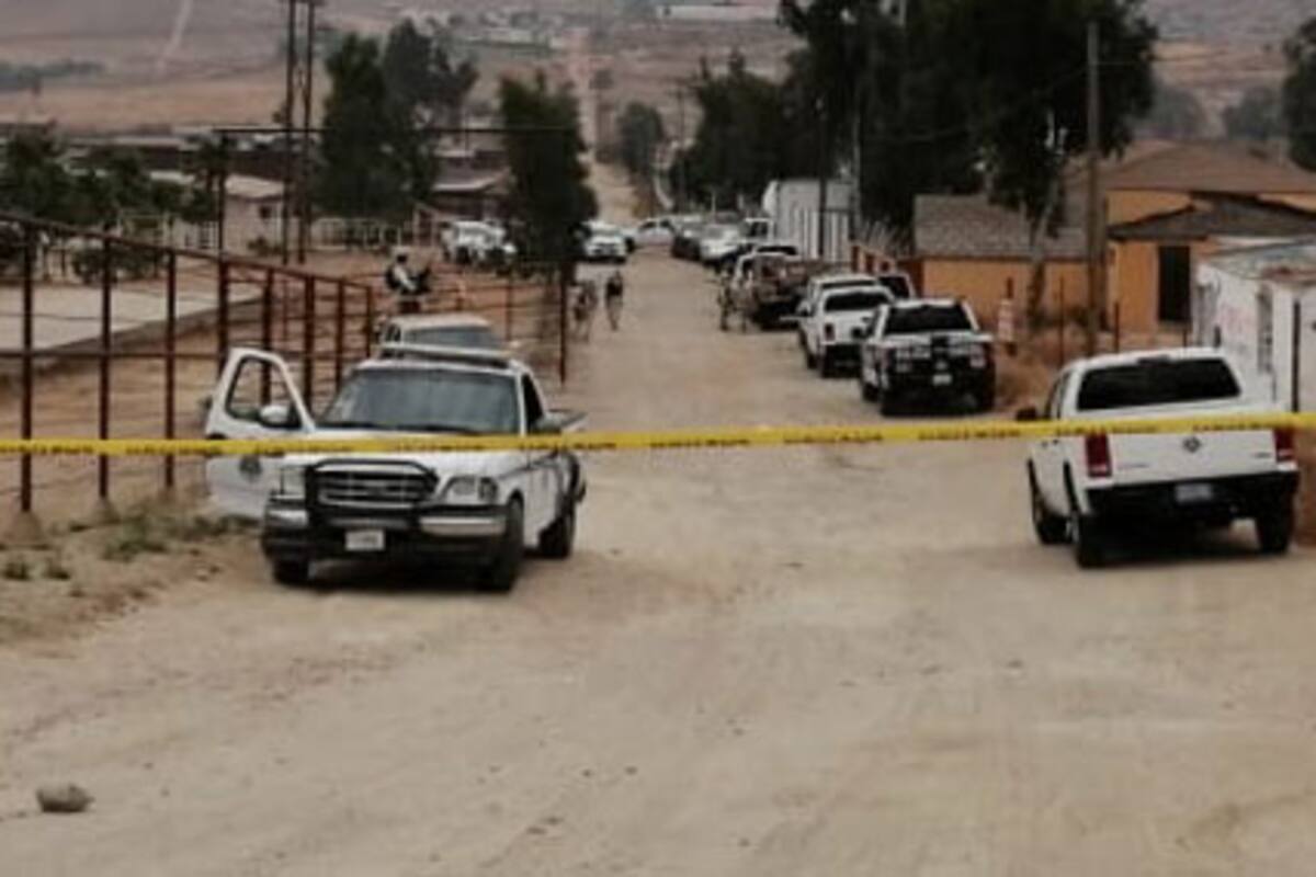 Hallan cadáver envuelto en plástico en camino vecinal de Rosarito
