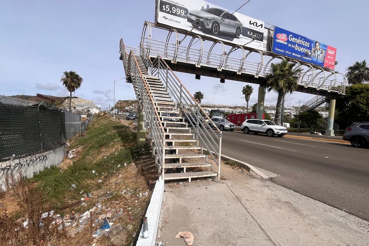 Advierten deterioro en puente peatonal de acceso a Playas de Tijuana; piden intervención