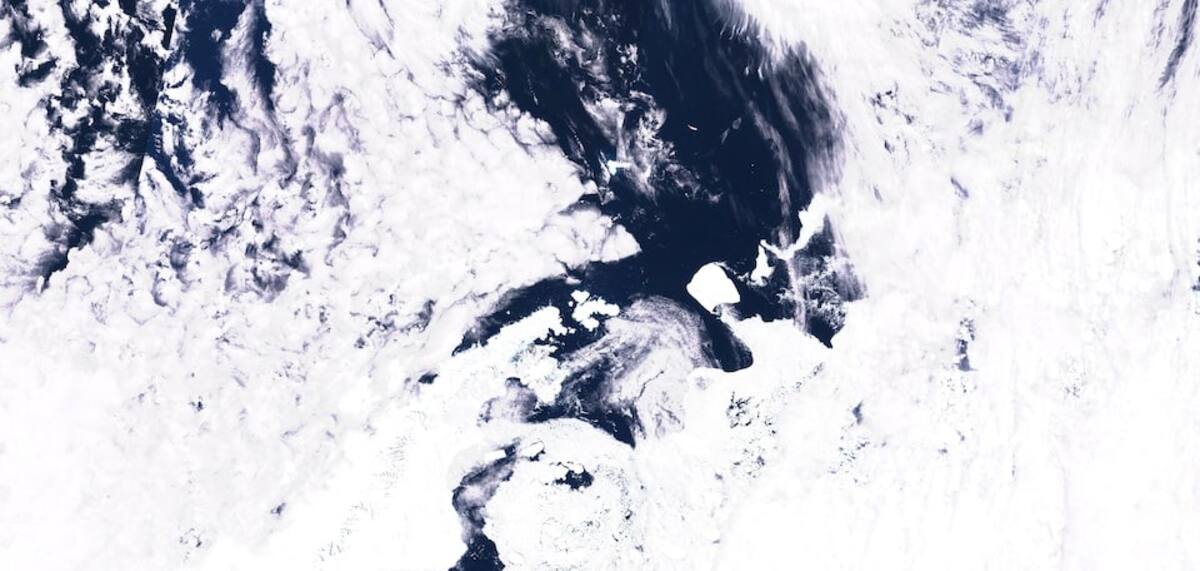 Imagen satelital del iceberg más grande del mundo, llamado A23a, visto en la Antártida el 15 de noviembre de 2023. | Crédito: Cortesía de la Unión Europea/Copernicus Sentinel-3/Distribución a través de REUTERS