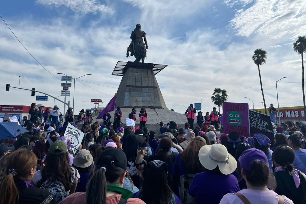 Colectivos feministas se concentran en el Caballito