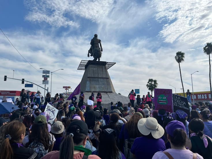 Colectivos feministas se concentran en el Caballito