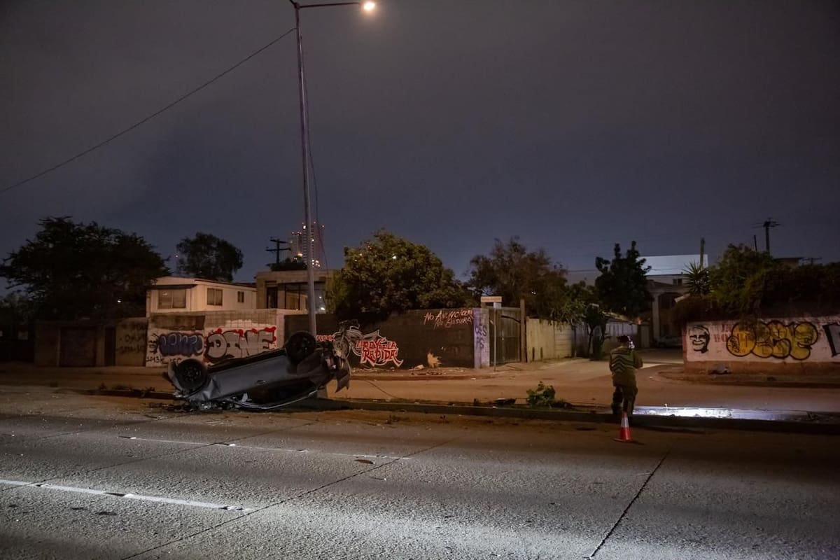 Camioneta se estrella y vuelca en Vía Rápida