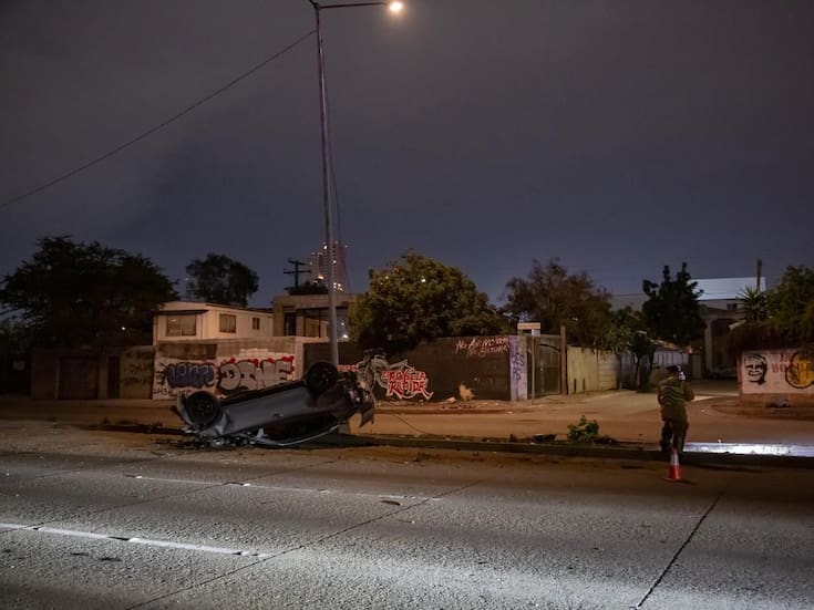 Camioneta se estrella y vuelca en Vía Rápida