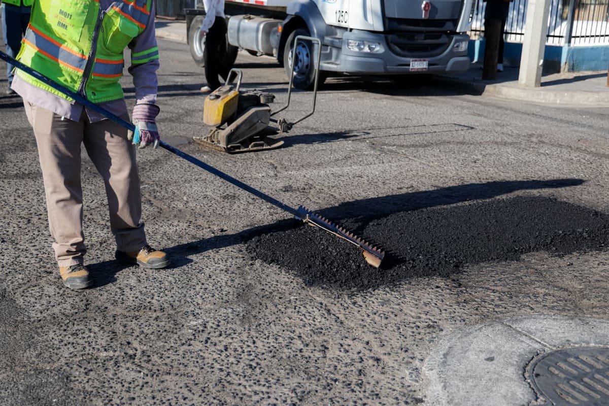 Cuadrillas del Gobierno de Baja California y el Ayuntamiento de Mexicali realizan trabajos de bacheo y rehabilitación de vialidades en la colonia Independencia como parte del programa "Calles Seguras, Familias Seguras". Foto: Cortesía.