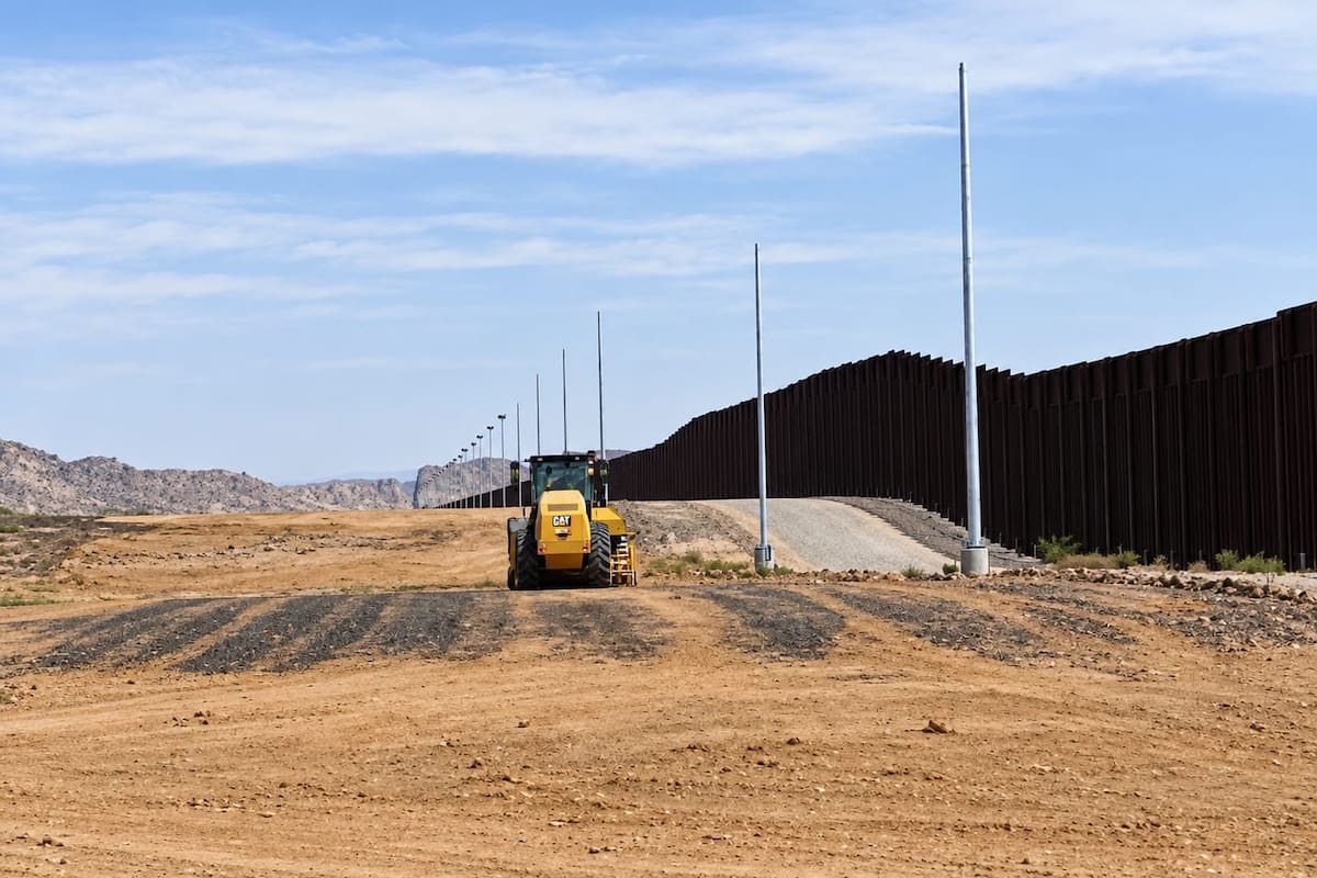 Trabajos del muro fronterizo dañan el geóglifo fechado más antiguo de América