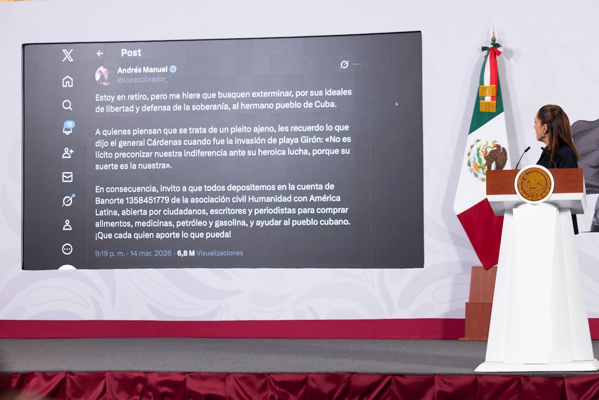 La presidenta constitucional de los Estados Unidos Mexicanos, la Doctora Claudia Sheinbaum Pardo en conferencia de prensa matutina en el salón de la Tesorería de Palacio Nacional mientras exhibe un mensaje del expresidente López Obrador. | Crédito: Gabriel Monroy/Presidencia