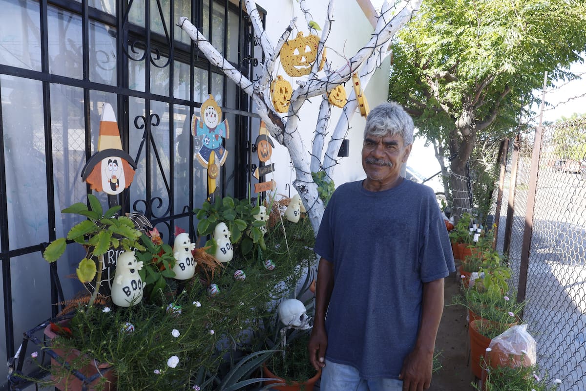El hogar de Juan Guillermo González, ubicado en la esquina del cruce de las calles 12 de Octubre y Quintana Roo, en la colonia San Benito, ya comienza a lucir la decoración con calabazas, brujas y otros elementos típicos de Halloween