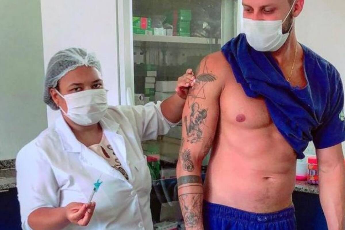 Enfermera se hace viral al lanzar ‘mirada de fuego’ a compañero musculoso que vacunó contra el coronavirus