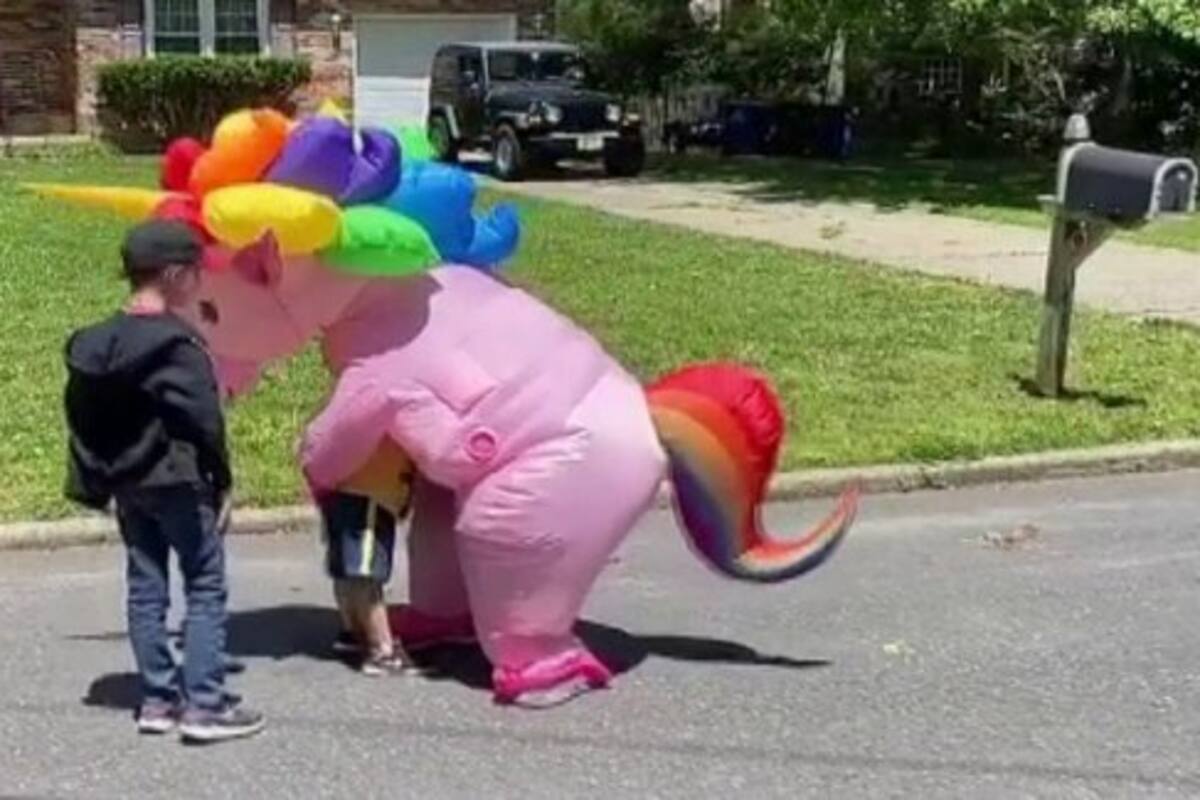 Para poder abrazar a sus nietos se disfraza de unicornio