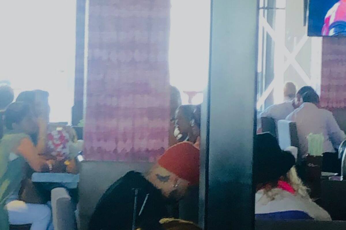 Christian Nodal desayuna en un restaurante de Hermosillo y saluda a sus fans