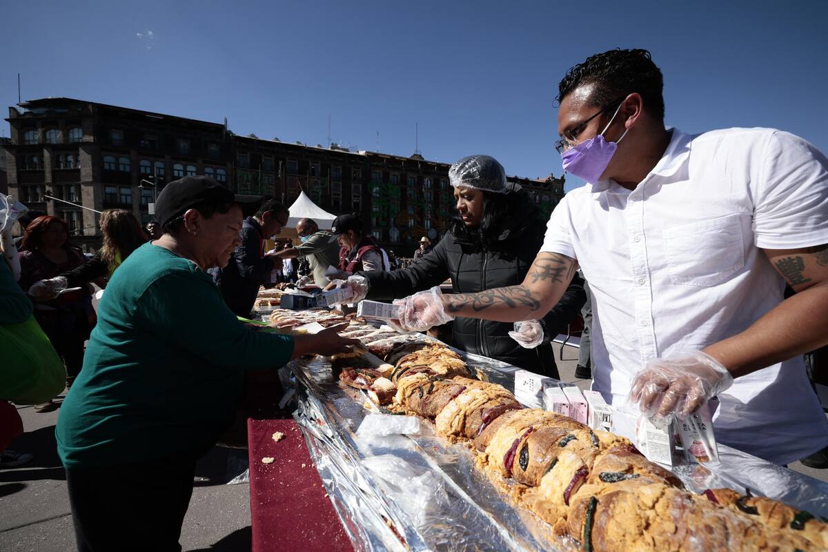 Reparten 15 mil rebanadas de Rosca de Reyes y 20 mil libros en CDMX