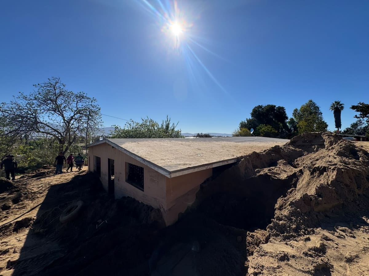 Francisca Segura logró salir de su vivienda antes de que la tormenta Rachel la cubriera de arena y lodo en Maneadero. Foto: Alejandro Zepeda