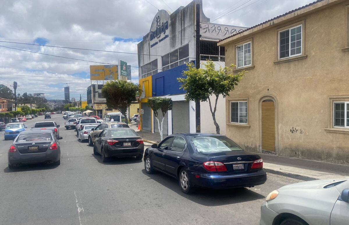 La fila de vehículos para abastecer gasolina comenzó a crecer.