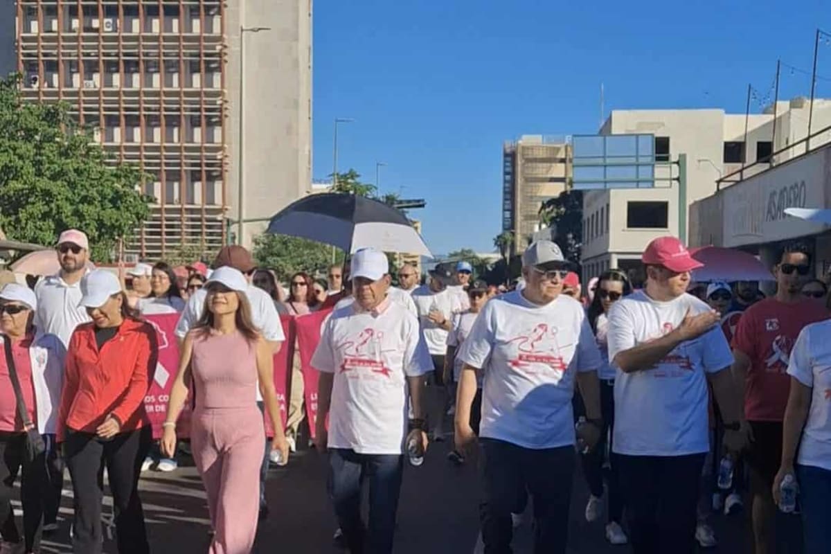 Trabajadores del sistema de salud en Sonora marchan vestidos de rosa para promover prevención y detección temprana del cáncer de mama