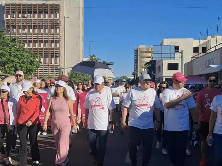 Trabajadores del sistema de salud en Sonora marchan vestidos de rosa para promover prevención y detección temprana del cáncer de mama