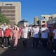 Trabajadores del sistema de salud en Sonora marchan vestidos de rosa para promover prevención y detección temprana del cáncer de mama