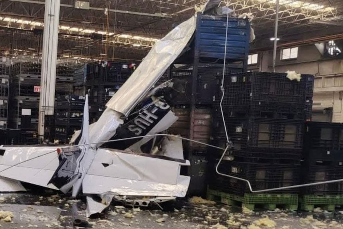 Se desploma avioneta en parque industrial de Ramos Arizpe; rescatan a dos tripulantes