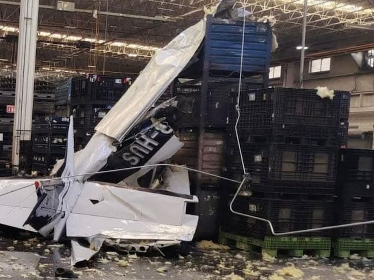 Se desploma avioneta en parque industrial de Ramos Arizpe; rescatan a dos tripulantes