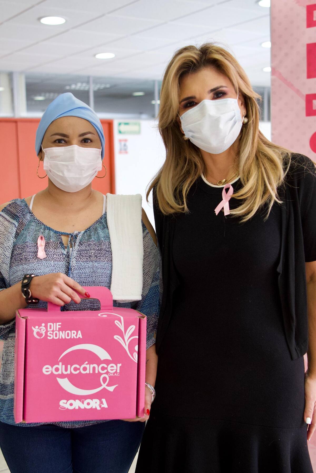 La gobernadora Claudia Pavlovich apoyó a mujeres con prótesis de mama de uso externo.