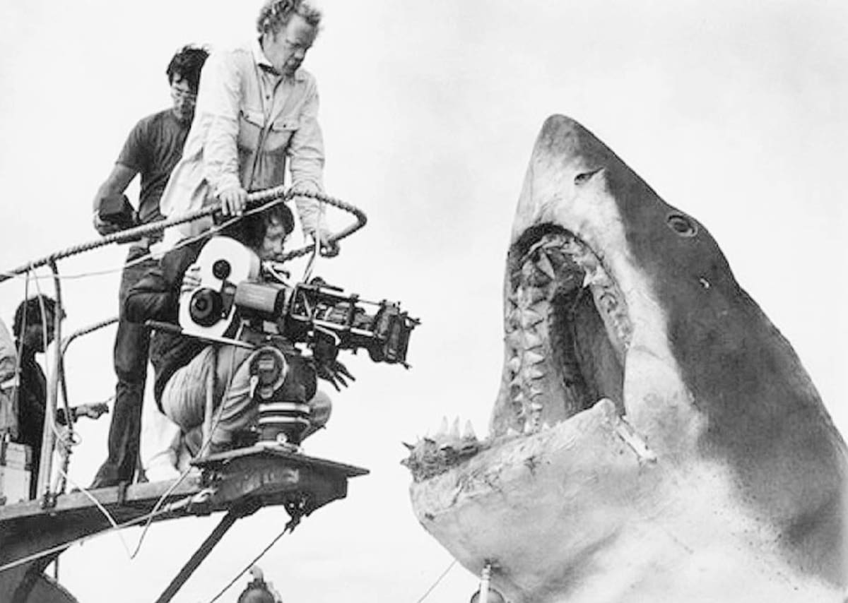 Imagen del rodaje de la película "Tiburón", en 1975. Foto © Edith Blake (del interior de la novela Tiburón, de Peter Benchley, publicada por Editorial Planeta).