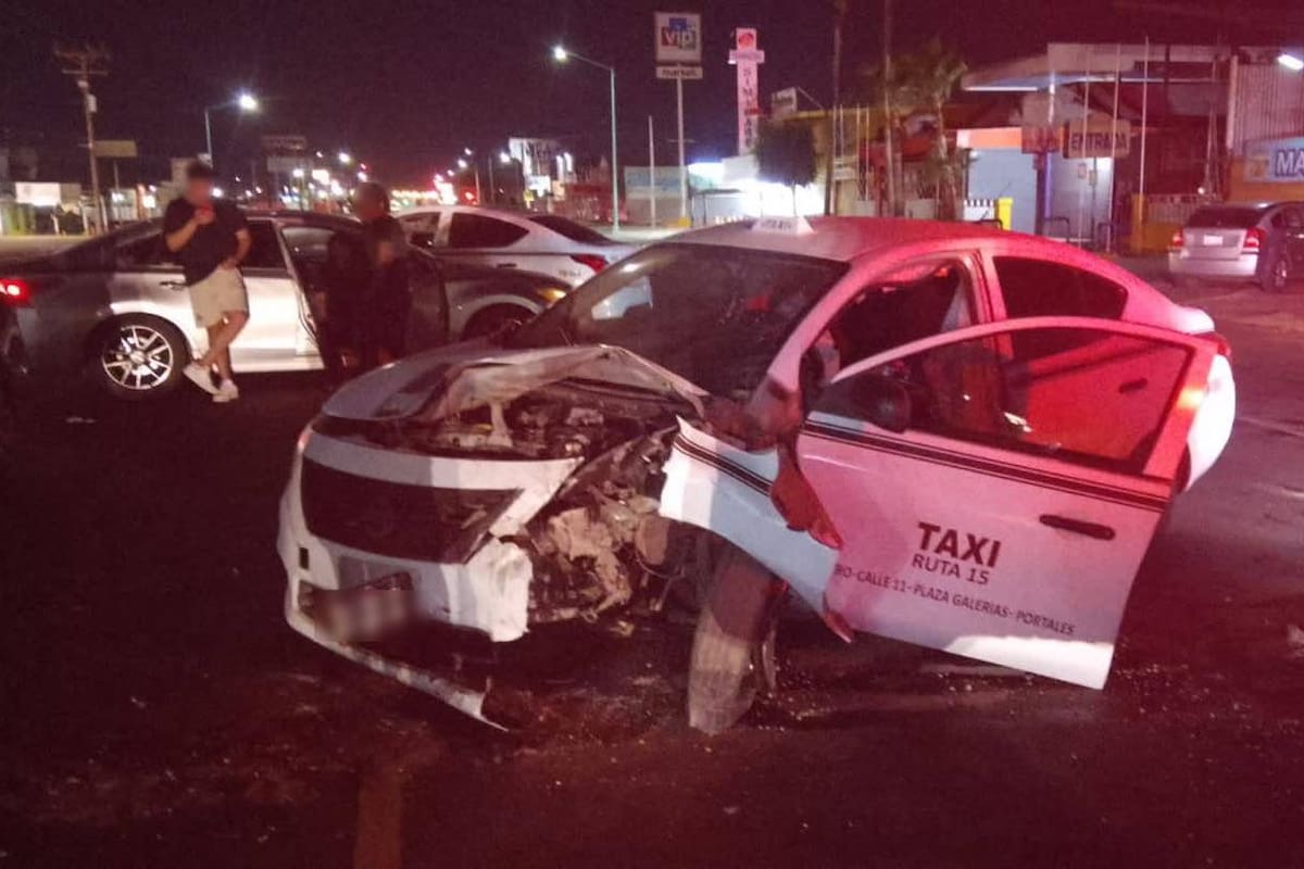 Taxista invade carril de circulación y provoca aparatoso choque
