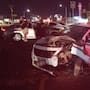 Taxista invade carril de circulación y provoca aparatoso choque