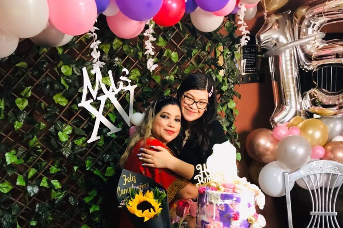 Pensó que no festejaría sus “quince”; su mamá organizó una sorpresa