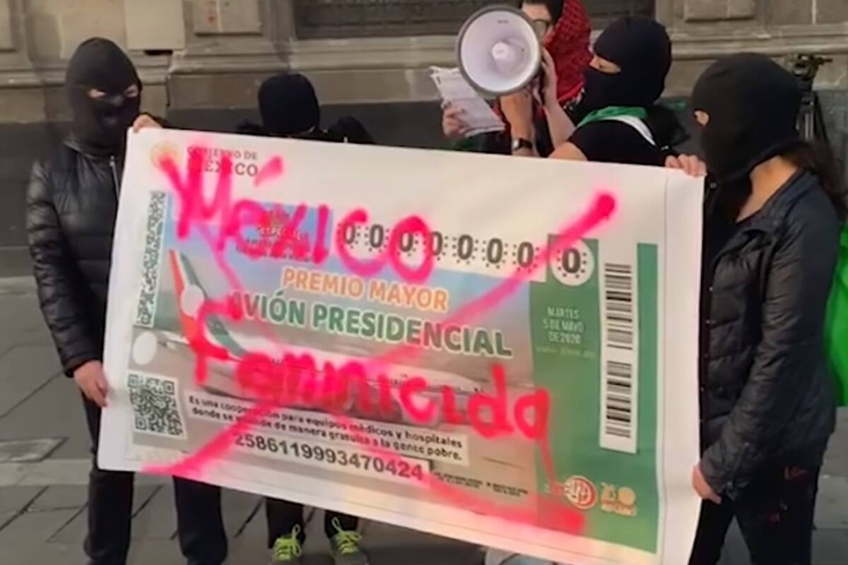 Encapuchadas protestan por feminicidios; queman boleto de rifa de avión afuera de Palacio