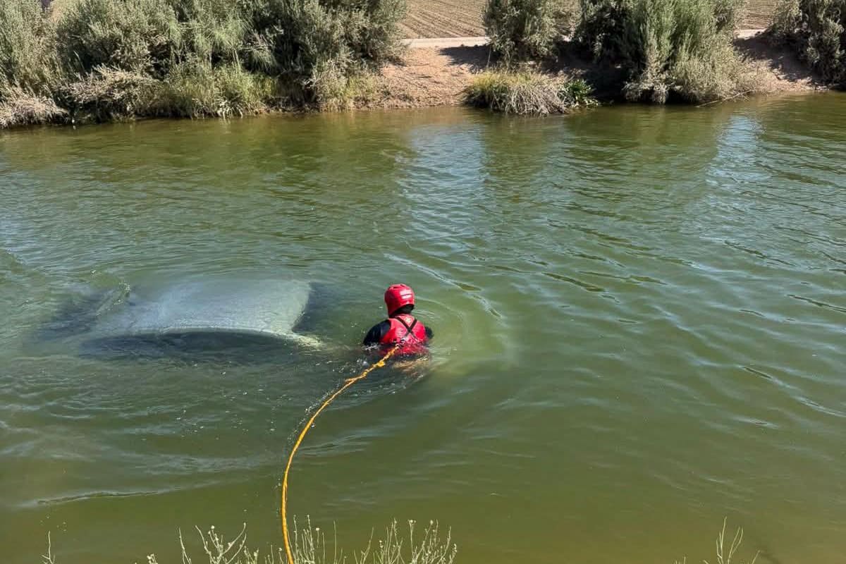 Muere hombre al caer con su Nissan Sentra a canal de riego en Bataquez