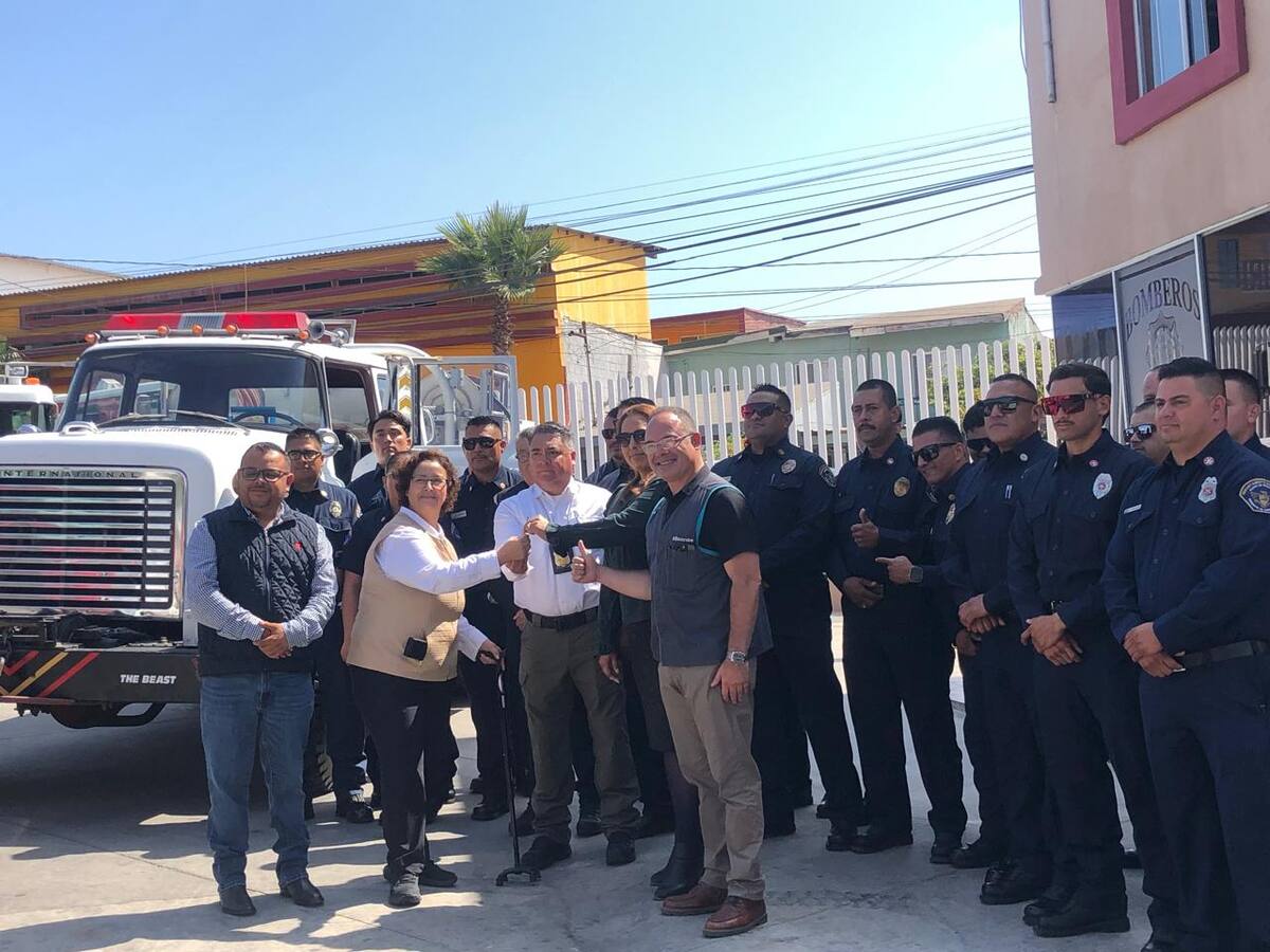 La alcaldesa Rocío Adame Muñoz agradeció el trabajo que realiza la Asociación Pro Bomberos de Rosarito en favor de ellos.